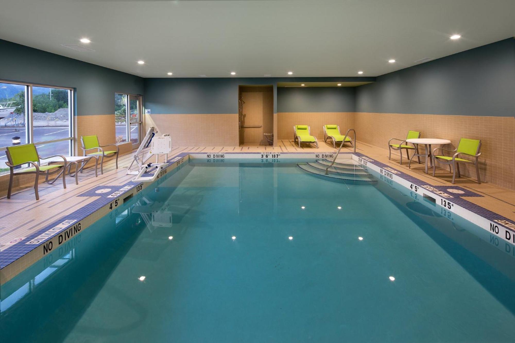 Holiday Inn Express & Suites Terrace By Ihg Eksteriør billede